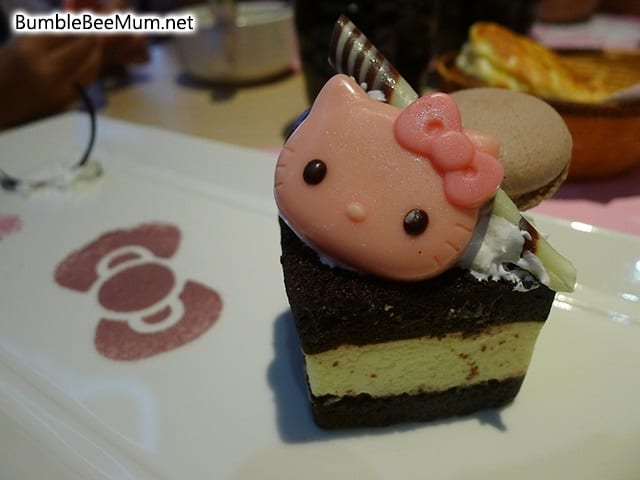 Hello-Kitty-Cafe-Kitchen-Dining-Taipei-Taiwan-Review-26